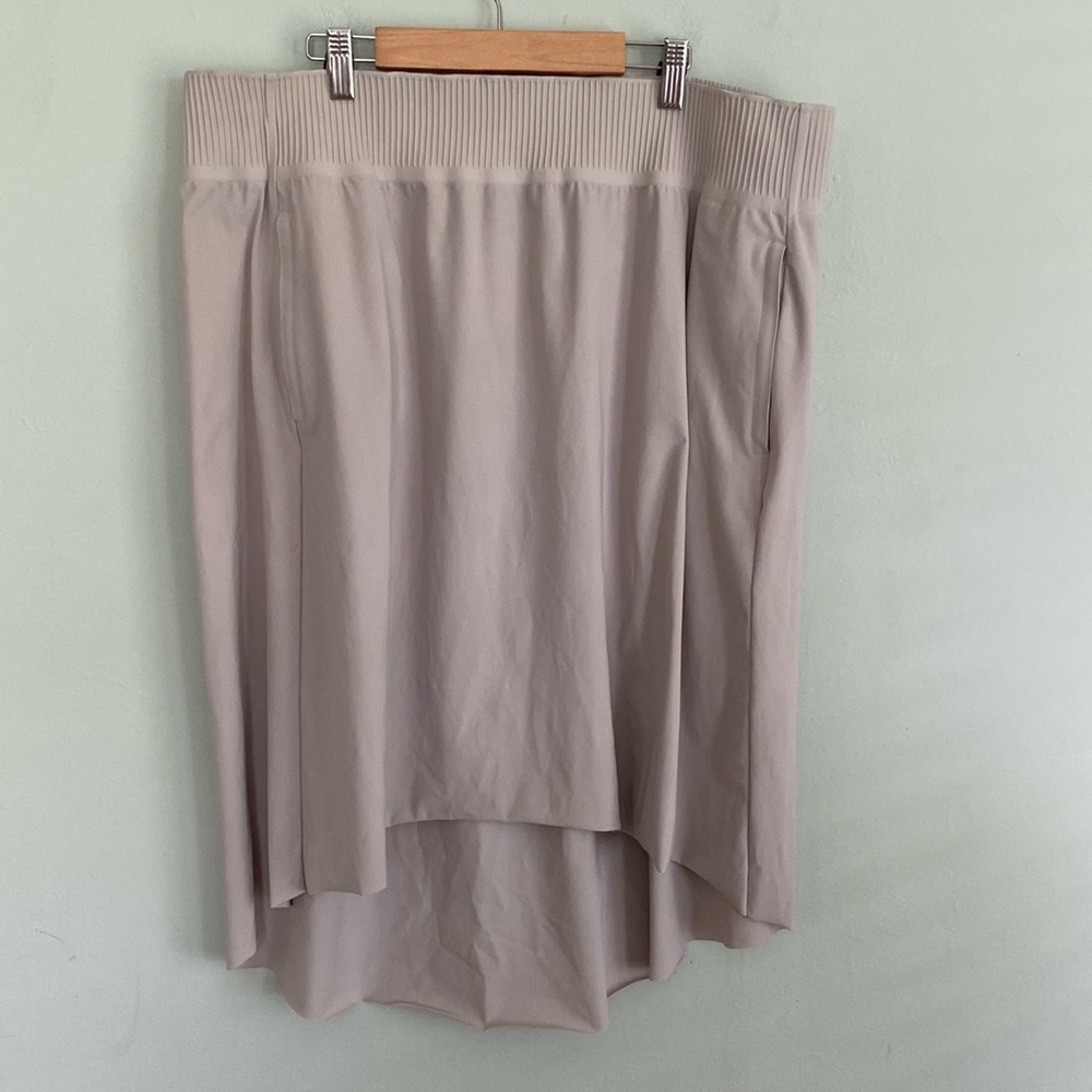 Athleta beige cosmic skirt with elastic waistband and zipper pockets size XL